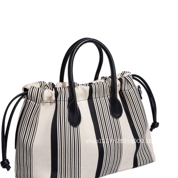 Geantă Tote din pânză, formă orizontală dreptunghiulară, închidere cu snap button, buzunar intern cu fermoar, bretea simplă