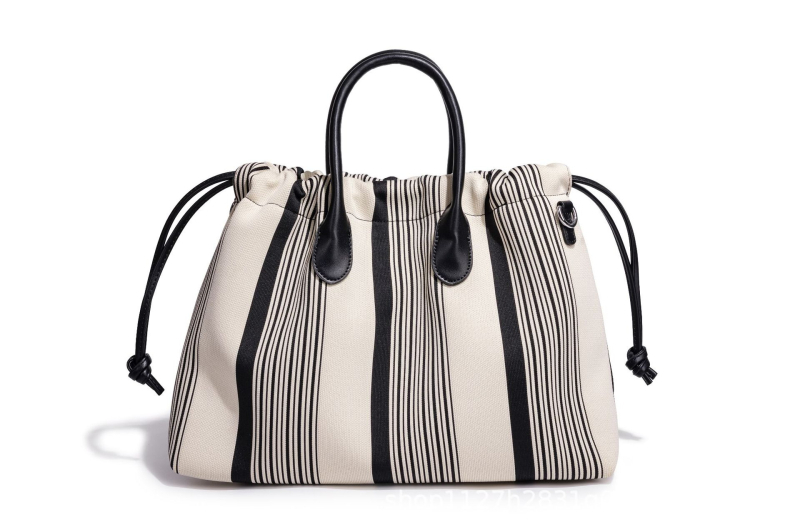 Geantă Tote din pânză, formă orizontală dreptunghiulară, închidere cu snap button, buzunar intern cu fermoar, bretea simplă