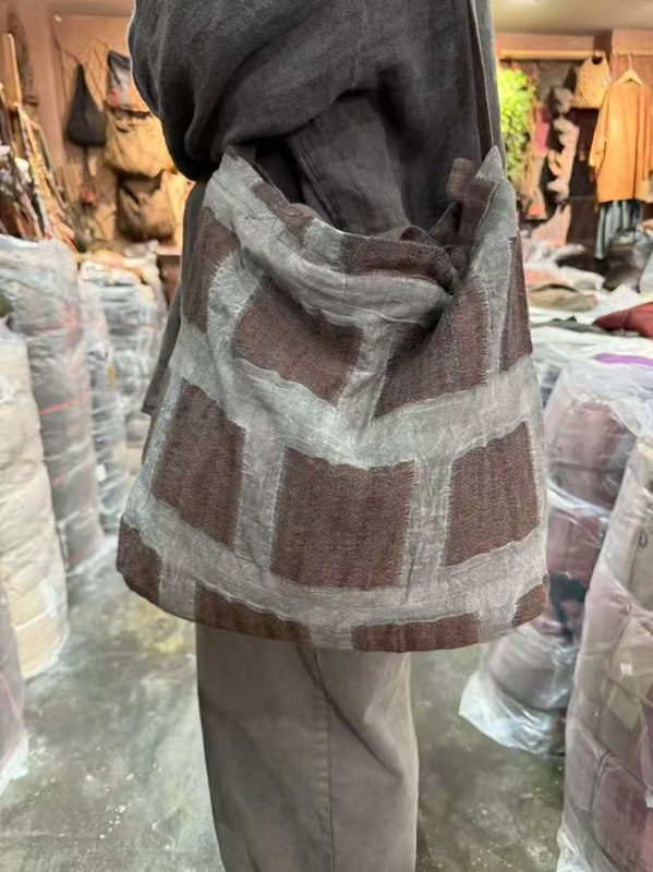 Geantă de damă crossbody din cânepă, formă găleată, fermoar, lansare toamnă 2025