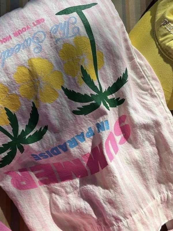 Kanvas tote torba s potpisom abecede i vertikalno kvadratnim siluetom; otvoren vrh; unutarnja džep sa zipom