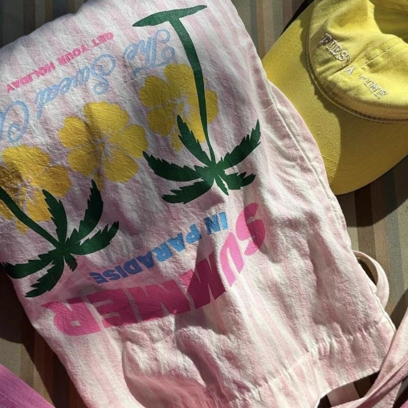 Kanvas tote torba s potpisom abecede i vertikalno kvadratnim siluetom; otvoren vrh; unutarnja džep sa zipom