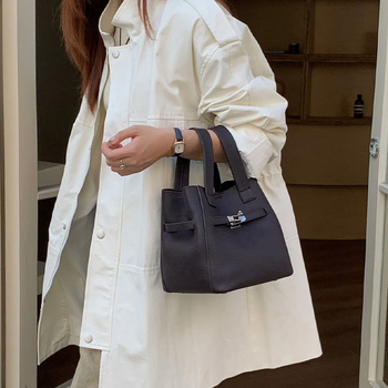 Ancient Charm gradska minimalistička bucket bag od prave kože sa zaključavanjem kopčom