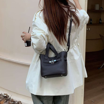 Ancient Charm gradska minimalistička bucket bag od prave kože sa zaključavanjem kopčom
