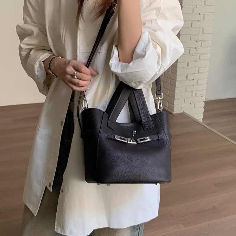 Ancient Charm gradska minimalistička bucket bag od prave kože sa zaključavanjem kopčom