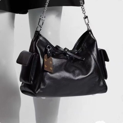 Kožna crossbody torba preko ramena, horizontalan kvadratni oblik, unutarnja džep sa zipom, zatvaranje šnalom