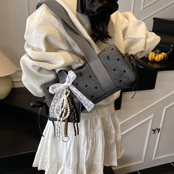 Platnena torba u urbanom minimalističkom stilu, oblik košare (bucket), zatvaranje zipom, podstava od poliestera, tri naramenice