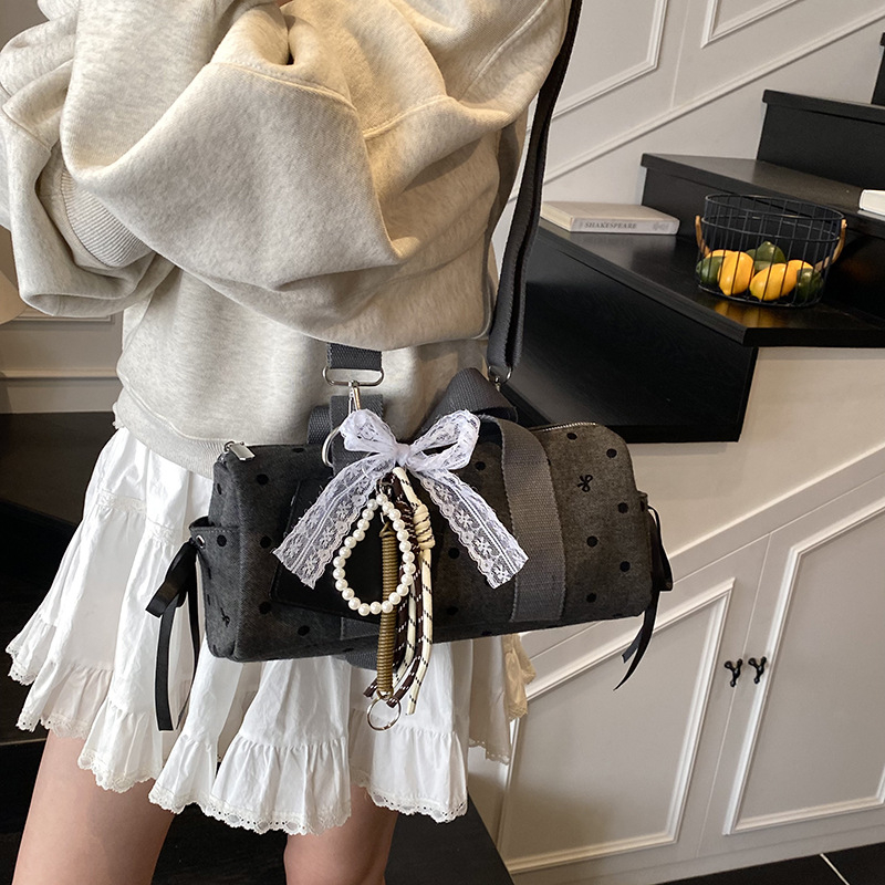 Platnena torba u urbanom minimalističkom stilu, oblik košare (bucket), zatvaranje zipom, podstava od poliestera, tri naramenice