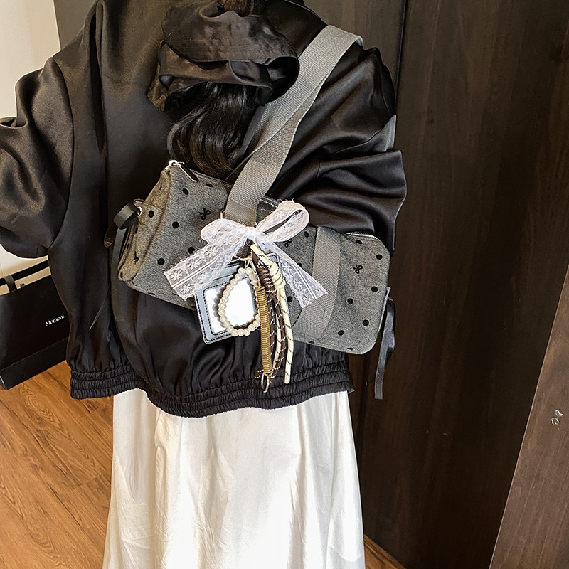 Platnena torba u urbanom minimalističkom stilu, oblik košare (bucket), zatvaranje zipom, podstava od poliestera, tri naramenice