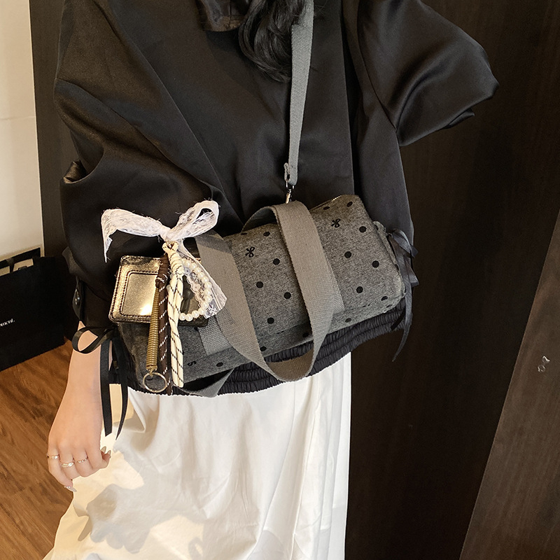 Platnena torba u urbanom minimalističkom stilu, oblik košare (bucket), zatvaranje zipom, podstava od poliestera, tri naramenice