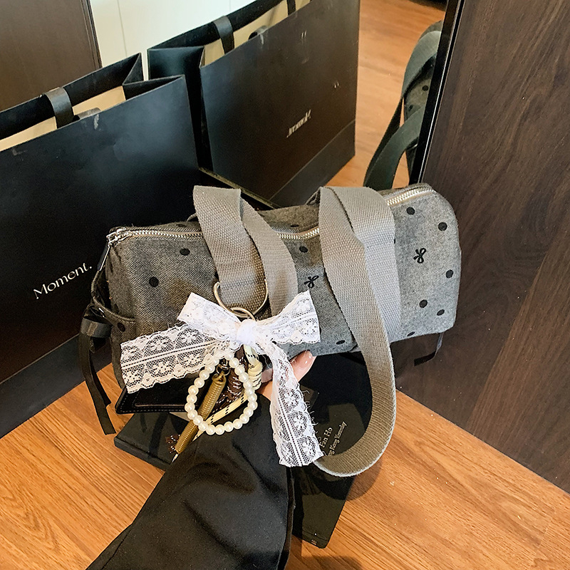 Platnena torba u urbanom minimalističkom stilu, oblik košare (bucket), zatvaranje zipom, podstava od poliestera, tri naramenice