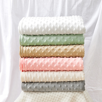 Baba takaró — 100% poliészter plüss, 200–300 g, újszülöttek és 0–3 évesek számára, egész éves használatra, modern minimalista stílus