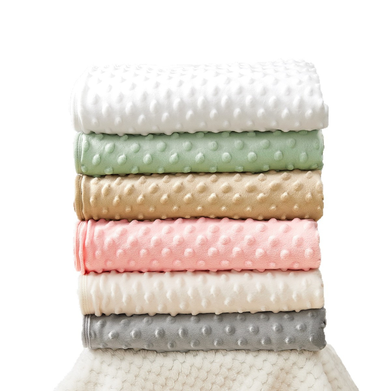 Baba takaró — 100% poliészter plüss, 200–300 g, újszülöttek és 0–3 évesek számára, egész éves használatra, modern minimalista stílus