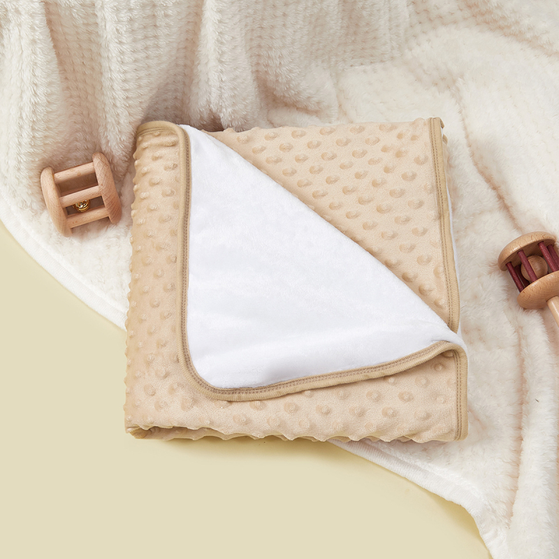 Baba takaró — 100% poliészter plüss, 200–300 g, újszülöttek és 0–3 évesek számára, egész éves használatra, modern minimalista stílus