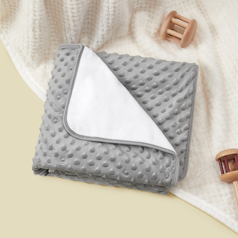 Baba takaró — 100% poliészter plüss, 200–300 g, újszülöttek és 0–3 évesek számára, egész éves használatra, modern minimalista stílus