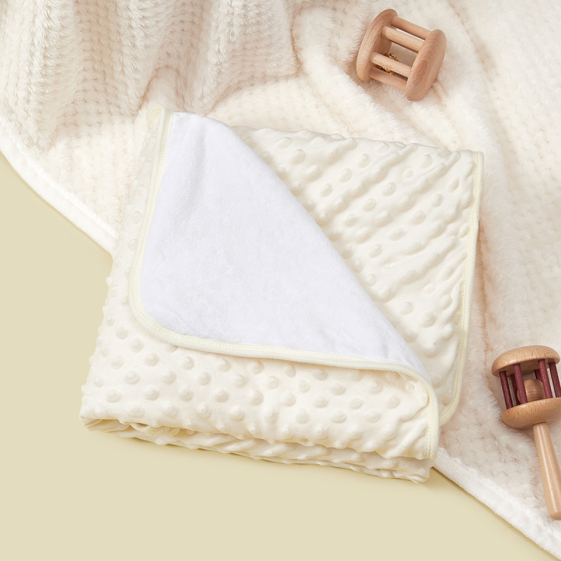 Baba takaró — 100% poliészter plüss, 200–300 g, újszülöttek és 0–3 évesek számára, egész éves használatra, modern minimalista stílus