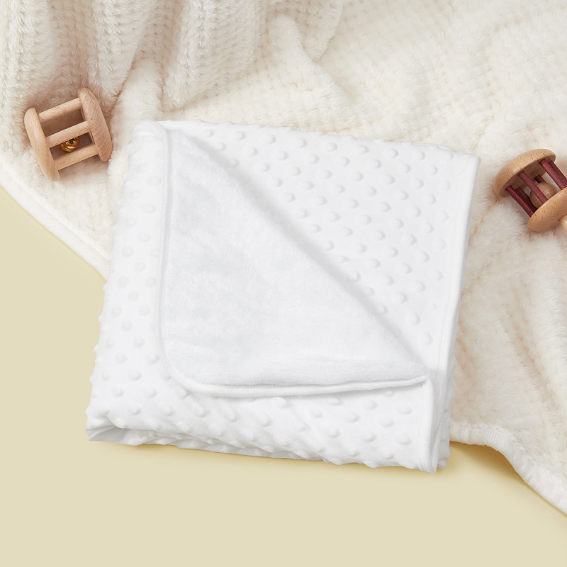 Baba takaró — 100% poliészter plüss, 200–300 g, újszülöttek és 0–3 évesek számára, egész éves használatra, modern minimalista stílus