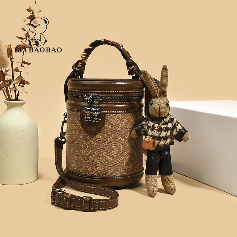 Ženska bucket bag torba, PVC materijal, cilindrični oblik, zatvarač, podstava od platna