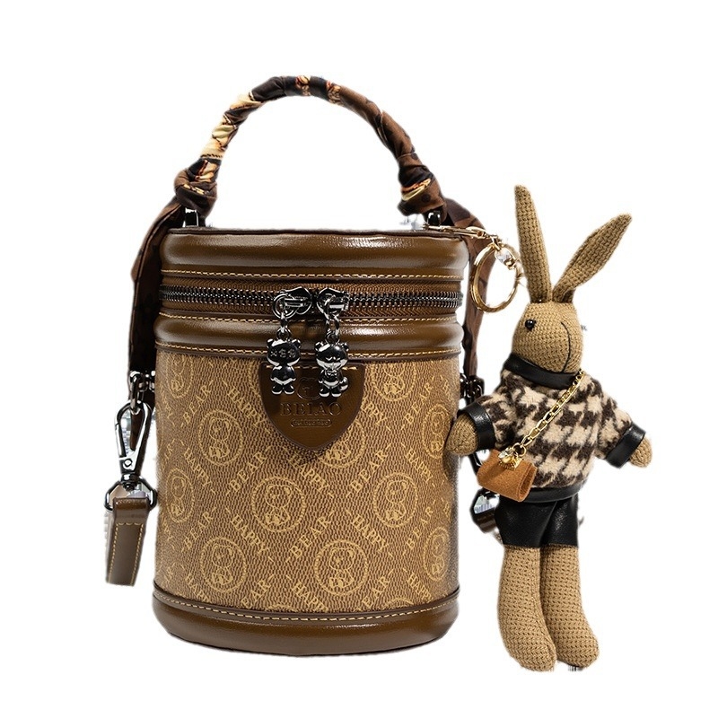 Ženska bucket bag torba, PVC materijal, cilindrični oblik, zatvarač, podstava od platna