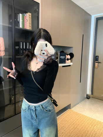 Пуловер трикотаж с дантелено пришиване, полиестер, дълги ръкави, къс модел, дължина 40–50 см, есен 2024