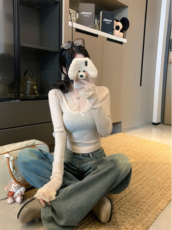 Пуловер трикотаж с дантелено пришиване, полиестер, дълги ръкави, къс модел, дължина 40–50 см, есен 2024