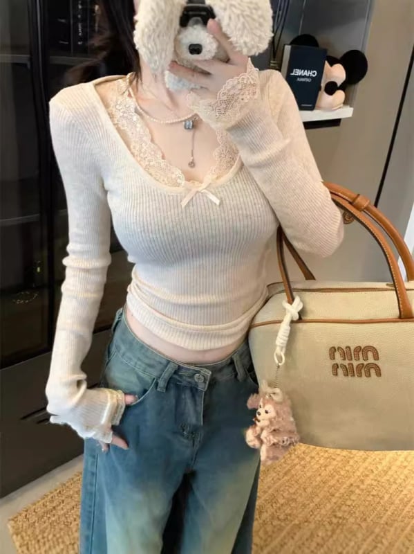 Пуловер трикотаж с дантелено пришиване, полиестер, дълги ръкави, къс модел, дължина 40–50 см, есен 2024