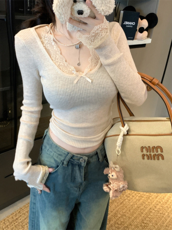 Пуловер трикотаж с дантелено пришиване, полиестер, дълги ръкави, къс модел, дължина 40–50 см, есен 2024