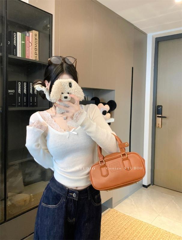 Пуловер трикотаж с дантелено пришиване, полиестер, дълги ръкави, къс модел, дължина 40–50 см, есен 2024