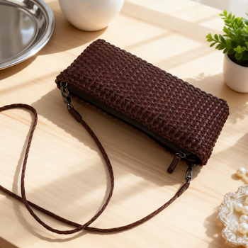 Kožna crossbody torba kvadratnog oblika, zatvarač, unutarnje pretince za telefon i dokumente, jedna naramenica, euro-američki retro stil