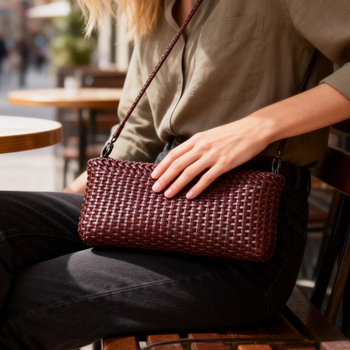 Kožna crossbody torba kvadratnog oblika, zatvarač, unutarnje pretince za telefon i dokumente, jedna naramenica, euro-američki retro stil