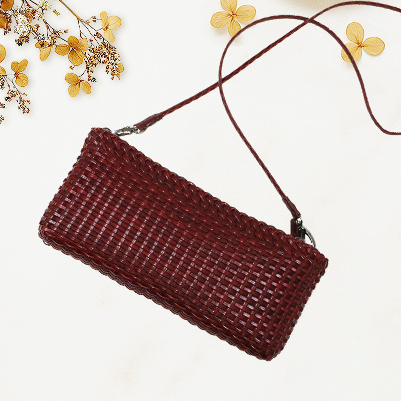 Kožna crossbody torba kvadratnog oblika, zatvarač, unutarnje pretince za telefon i dokumente, jedna naramenica, euro-američki retro stil