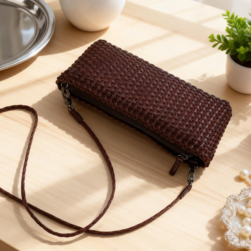 Kožna crossbody torba kvadratnog oblika, zatvarač, unutarnje pretince za telefon i dokumente, jedna naramenica, euro-američki retro stil