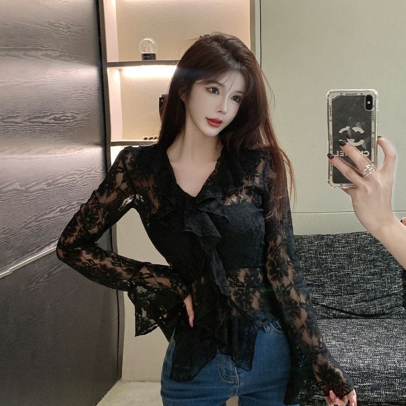 Ženska čipkasta bluza s V izrezom, rukavi zvonasti, uski kroj, normalna duljina