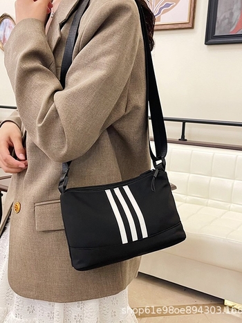 Ženska crossbody torbica od najlona, kvadratnog oblika, velike kapacitete, zatvaranje na zatvarač, unutarnja džep s zatvaračem, podstava od poliester, s jednom naramenicom