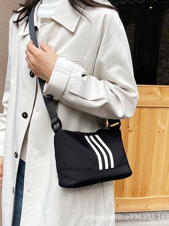 Ženska crossbody torbica od najlona, kvadratnog oblika, velike kapacitete, zatvaranje na zatvarač, unutarnja džep s zatvaračem, podstava od poliester, s jednom naramenicom