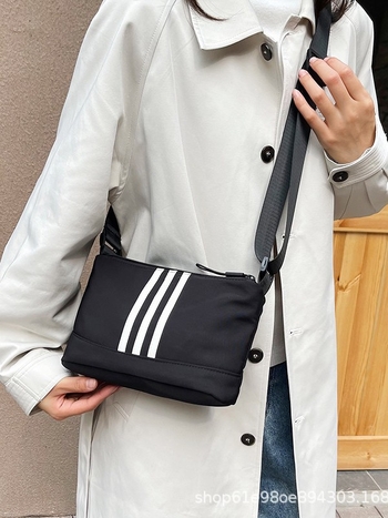 Ženska crossbody torbica od najlona, kvadratnog oblika, velike kapacitete, zatvaranje na zatvarač, unutarnja džep s zatvaračem, podstava od poliester, s jednom naramenicom