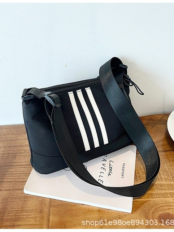 Ženska crossbody torbica od najlona, kvadratnog oblika, velike kapacitete, zatvaranje na zatvarač, unutarnja džep s zatvaračem, podstava od poliester, s jednom naramenicom