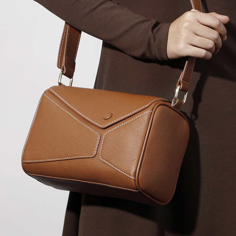 Ženska crossbody torbica od prave kože, mekši četverokutni oblik, zatvaranje klapom, unutarnji džep sa zipom, jedna naramenica, svakodnevna uporaba, proljeće 2025