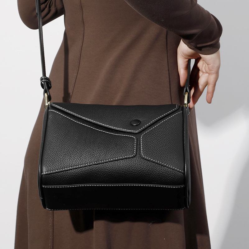 Ženska crossbody torbica od prave kože, mekši četverokutni oblik, zatvaranje klapom, unutarnji džep sa zipom, jedna naramenica, svakodnevna uporaba, proljeće 2025