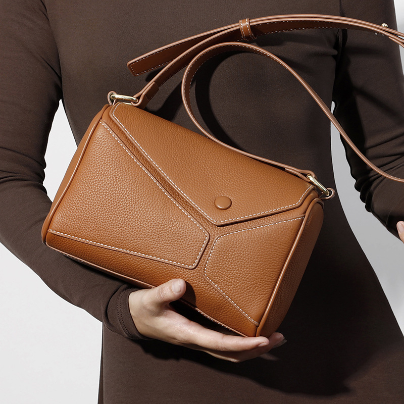 Ženska crossbody torbica od prave kože, mekši četverokutni oblik, zatvaranje klapom, unutarnji džep sa zipom, jedna naramenica, svakodnevna uporaba, proljeće 2025