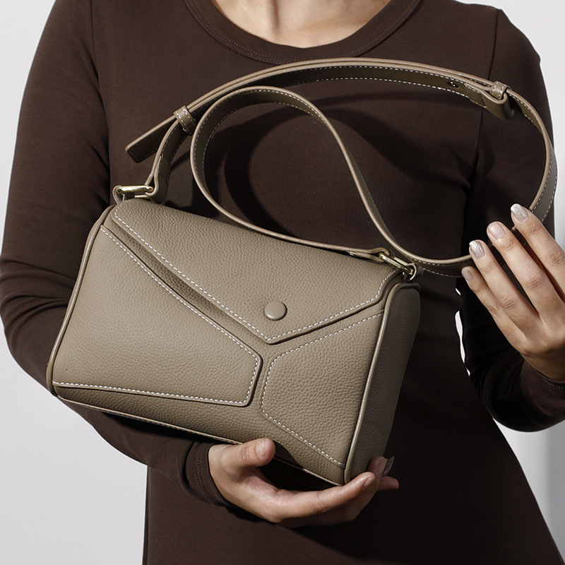 Ženska crossbody torbica od prave kože, mekši četverokutni oblik, zatvaranje klapom, unutarnji džep sa zipom, jedna naramenica, svakodnevna uporaba, proljeće 2025