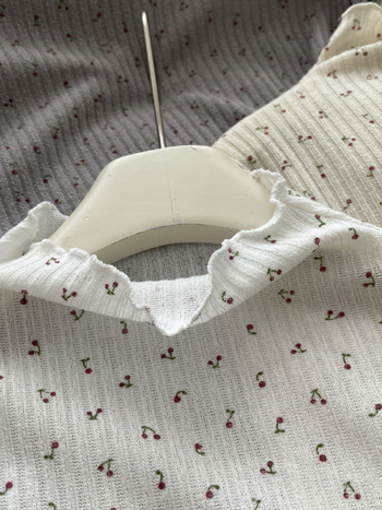 Tricou tricotat pentru femei cu model floral și patchwork dantelat, guler înalt, mâneci lungi, croială Slim