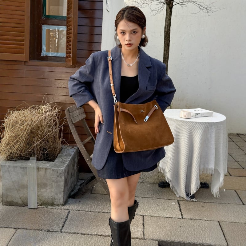 Kelly torbica od nubuk kože, s mehanizmom zaključavanja i džepom sa zipom