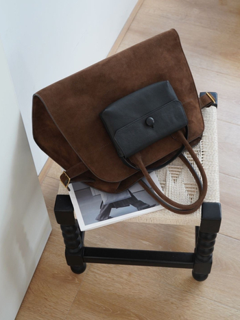 Torba tote od vrhunske teleće kože, Boston stil, vodoravni oblik, kuka zatvarač, platnena podstava.