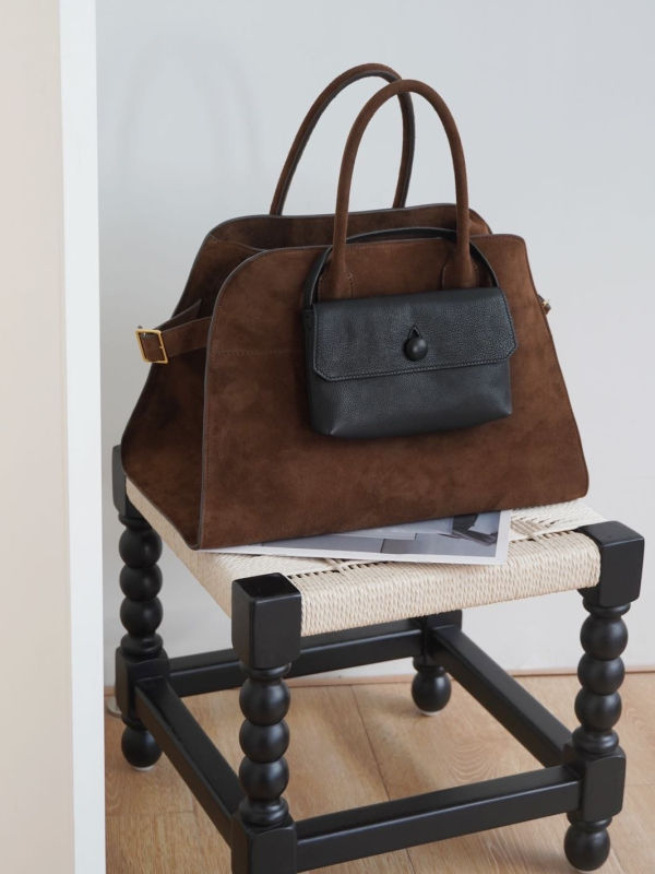 Torba tote od vrhunske teleće kože, Boston stil, vodoravni oblik, kuka zatvarač, platnena podstava.