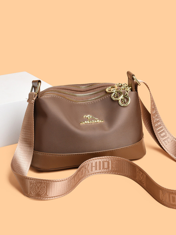 Ženska crossbody torba od Oxford platna, horizontalno kvadratnog oblika, zatvaranje na zip, poliester podstava, unutarnji džepovi: džep sa zipom, džep za telefon i džep za ID