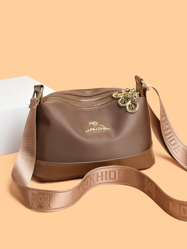 Ženska crossbody torba od Oxford platna, horizontalno kvadratnog oblika, zatvaranje na zip, poliester podstava, unutarnji džepovi: džep sa zipom, džep za telefon i džep za ID