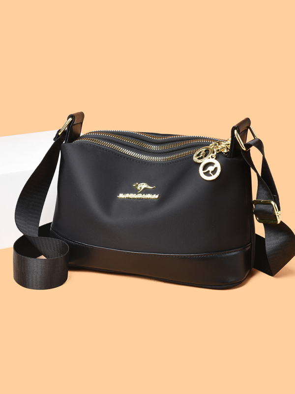 Ženska crossbody torba od Oxford platna, horizontalno kvadratnog oblika, zatvaranje na zip, poliester podstava, unutarnji džepovi: džep sa zipom, džep za telefon i džep za ID