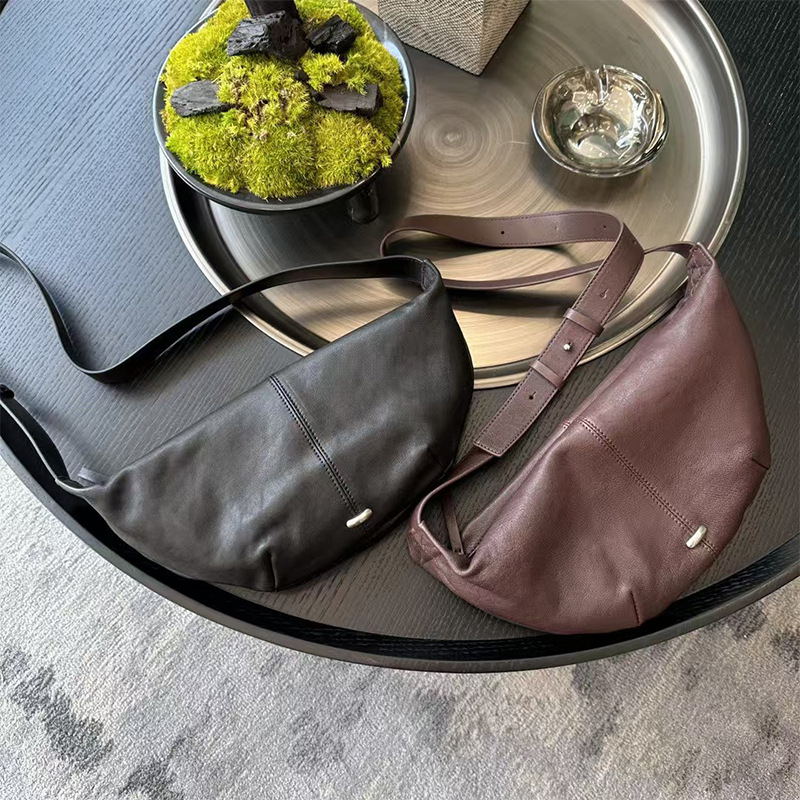 Kožna crossbody torba, zatvaranje na zip, horizontalni kvadratni oblik, unutarnja džep s zipom, 3D dizajn