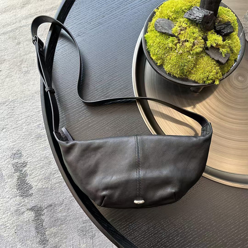 Kožna crossbody torba, zatvaranje na zip, horizontalni kvadratni oblik, unutarnja džep s zipom, 3D dizajn