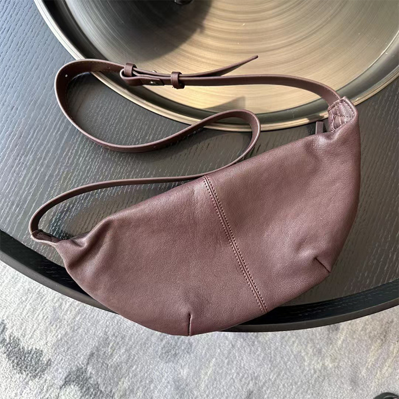 Kožna crossbody torba, zatvaranje na zip, horizontalni kvadratni oblik, unutarnja džep s zipom, 3D dizajn
